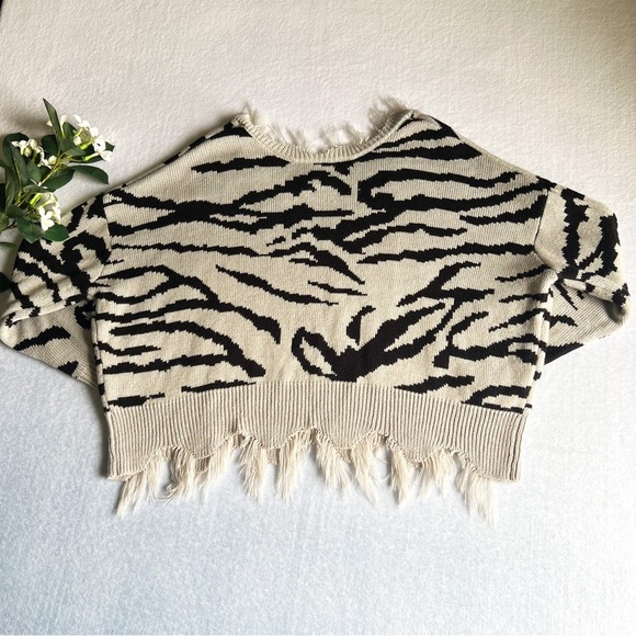 Polly & Esther Size L Women’s Animal Print Destructed Sweater - Picture 11 of 12